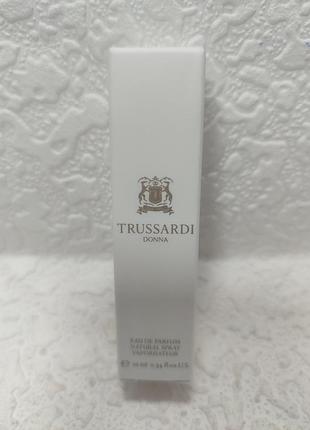 Миниатюра женской парфюмированной воды trussardi donna объемом 10 мл.