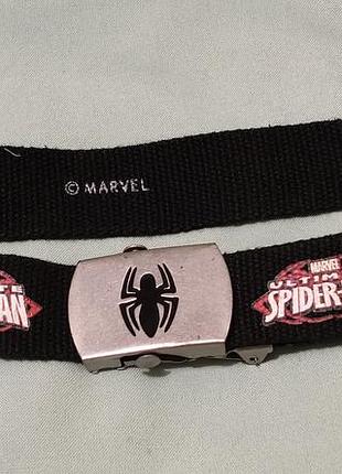 Дітячій тканевый ремень marvel ultimate spider-man, оснащенный регулируемой металлической пряжкой с выгравированным черным логотипом-паука.