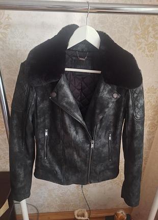 Зимова жіноча куртка guess