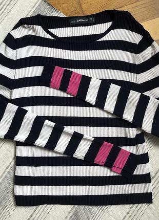 Це чорно-білий в’язаний светр у смужку від zara knit у в рубчик із яскравими рожевими акцентами на рукавах