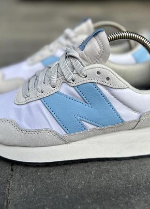 Жіночі кросівки new balance 237 з білим текстильним верхом, сірими замшевими вставками і великим блакитним логотипом розмір 39