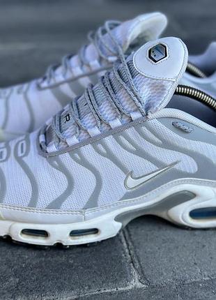 Кросівки nike air max plus (tn) білого та сірого кольорів з блакитними акцентами на логотипі на язичку розмір41