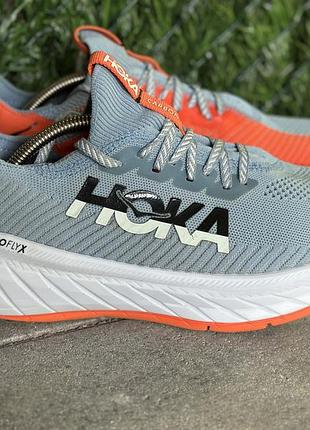 Чоловічі кросівки для бігу hoka carbon x 3 в кольорі mountain spring / puffin's bill (світло-блакитний з помаранчевими деталями і логотипом hoka) 44