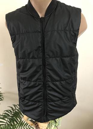 Жилетка в чорному кольорі. zara. розмір s