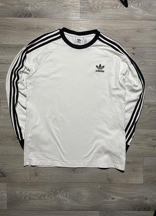 Білосніжний лонгслів adidas на лампасах чоловічий