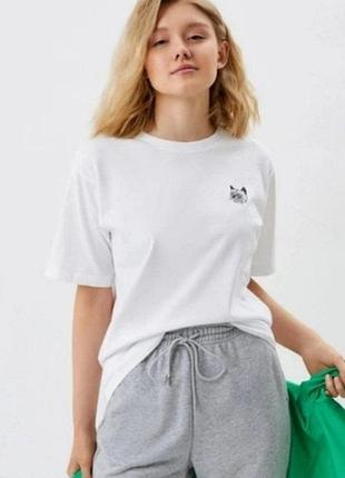 Белая футболка с котиками uniqlo