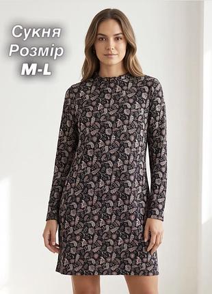 Коротка сукня вільного крою з квітковим принтом.