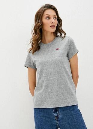 Дуже класна базова футболка levi's