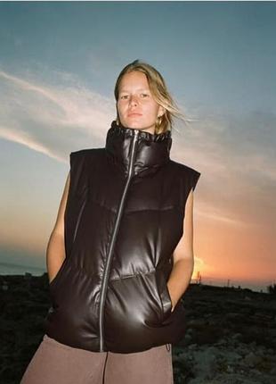 Жилетка zara. стильная утепленная из экокожи шоколадная, дута жилет оверсайз на осень, l-xl