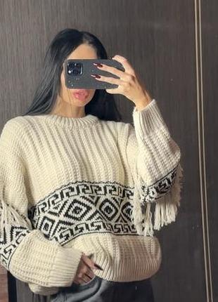Стильный теплый свитер с узором