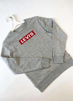 Базовий сірий свитшот levi's з фірмовим червоним логотипом — універсальна річ для гардероба на кожен день!