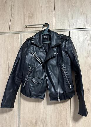 Чорна шкіряна косуха zara