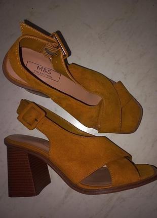 Брендові босоніжки m&s collection у гірчичному кольорі