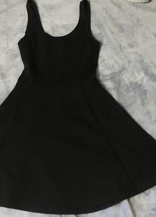 Коротка чорна сукня сарафан h&m divided на бретельках в рубчик