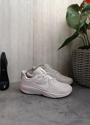 Білі кросівки nike
