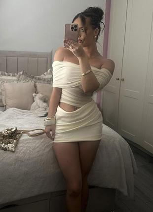 Распродажа платье prettylittlething с открытыми плечами