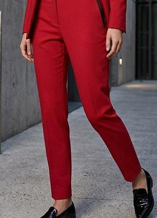 Штани  skinny бренду asos  з кишенями позаду і спереду✨
напівобхват талії-40 см;
напівобхват стегон-50 см;
довжина виробу -95 см.