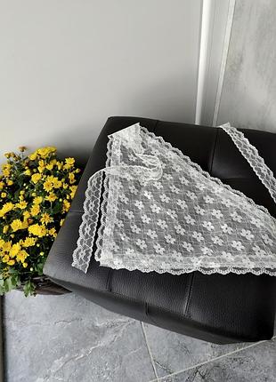 Кружевная косынка на голову белая женская треугольная, летний ажурный платок бандана с кружевом на завязках, код 5501