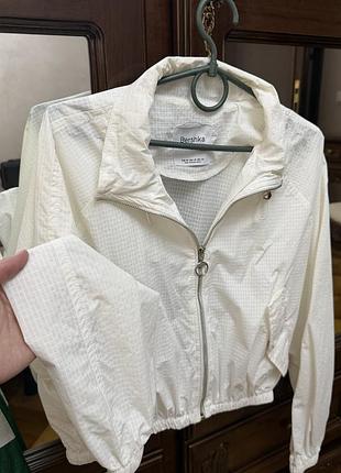 Біла жіноча куртка bershka