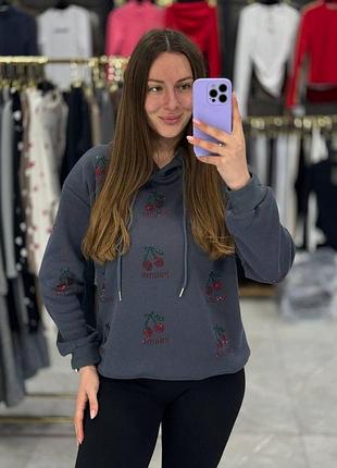Женское утепленное худи с вишнями украшена стразами трехнитка на флисе графитовый, 48