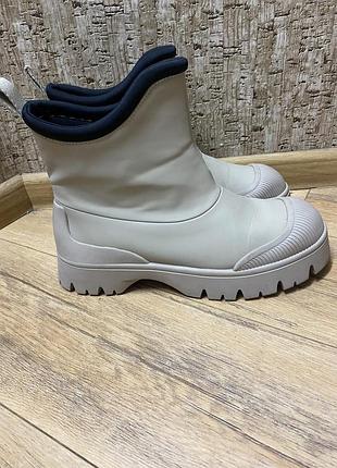 Женские резиновые полусапоги от бренда zara.