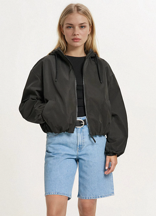 Чорна куртка з капюшоном cropp