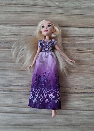 Кукла рапунцель disney princess royal shimmer rapunzel от бренда hasbro в фиолетовом блестящем платье