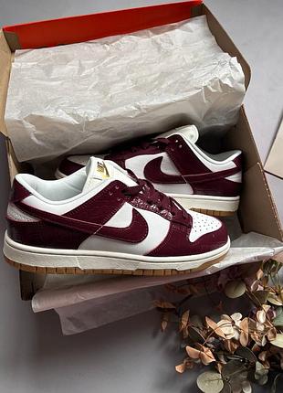 Nike sb dunk burgundy croc