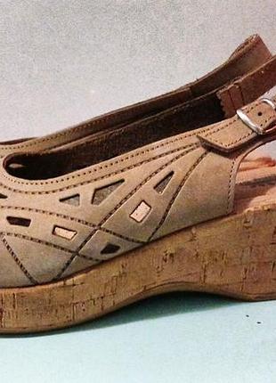 Бежевые кожаные босоножки итальянского бренда spring step с перфорацией