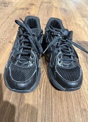 Кросівки asics чорного кольору 37 розмір,23 см по устілці