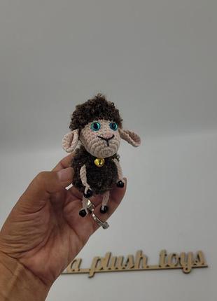 Мягкая вязаная игрушка брелок овца