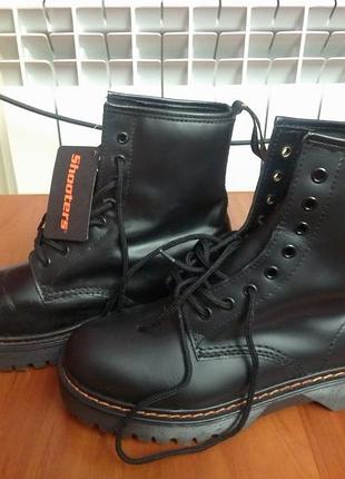 Продам женские ботинки