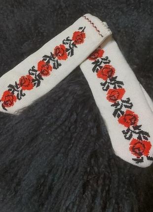 Шерстяные рукавички с вышивкой.