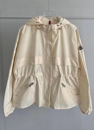 Вітрівка moncler регулюється на талії дуже крута модель світлий колір