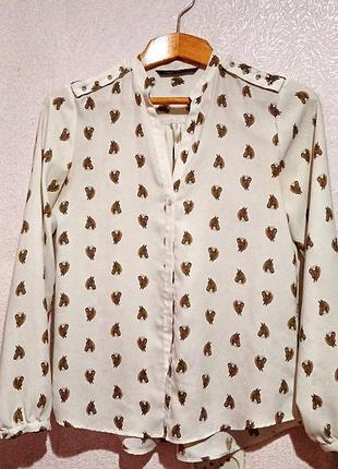 Блузка бренду zara woman із принтом у вигляді кінських голів.