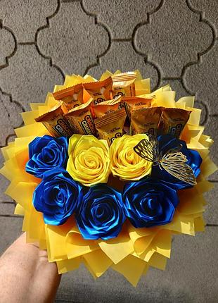 Корзина с конфетами и цветами