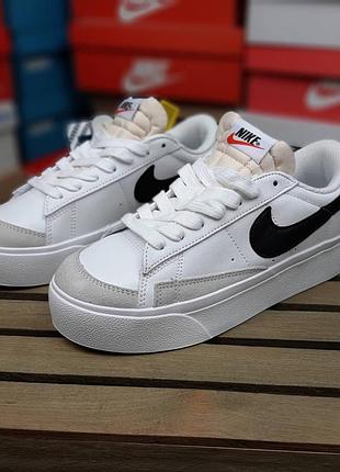 Женские качественные и стильные кеды кроссовки nike blazer low platform white black белые с черным