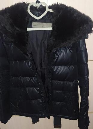 Легкий пуховик zara на зимову сонячну погоду