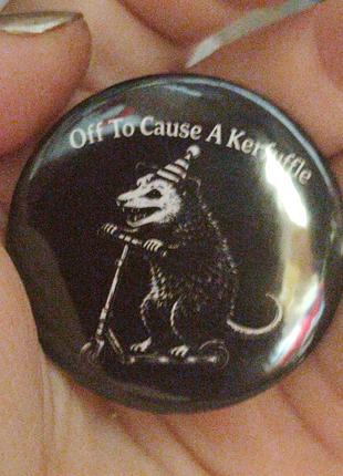 Круглий брош брошка значок метал-мемаль оппосум на самокаті