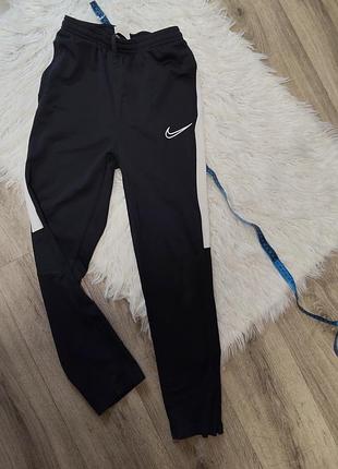 Спортивные тоненькие брюки nike на рост 146-158 см