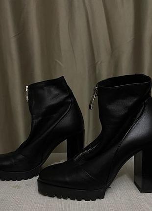 Чоботи на підборах zara