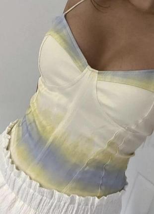 Кремове сатинове боді від бренду zara з ефектом тай-дай у жовтих та блакитних відтінках розмір s