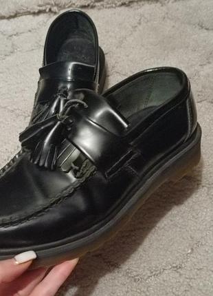 Кожаные лоферы с кисточками модели dr. martens adrian tassel loafers 
кожаные лоферы с кисточками dr. martens adrian tassel loafers