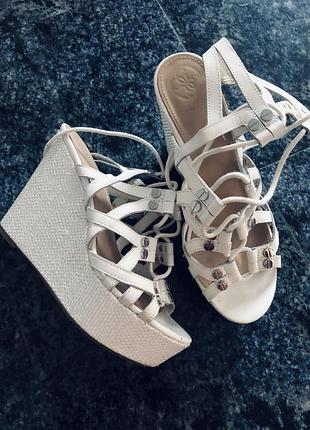 Босоножки guess  на танкетке