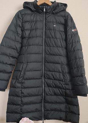 Женское зимнее пальто-пуховик tommy jeans от бренда tommy hilfiger) в черном цвете.