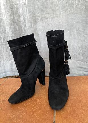 Чорні замшеві ботильйони zara з декоративними китицями та золотистими металевими вставками на підборах