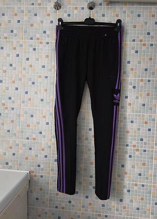 Спортивные штаны adidas.