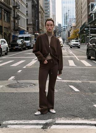 Спортивный коричневый костюм комплект zara куртка бомбер и штаны клеш, размер с