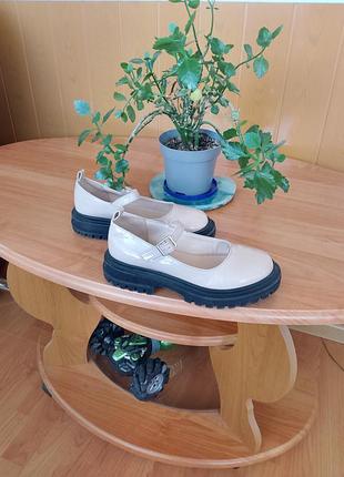 Лакированные туфли на девочку