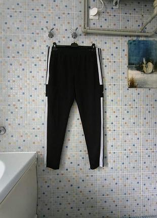 Спортивные штаны adidas.